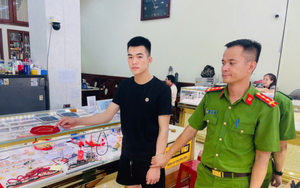 Tịch thu 1 dây chuyền, 2 lắc tay vàng trị giá hơn 100 triệu đồng do thanh niên sinh năm 1996 đem bán