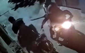 Hai nam thanh niên bị truy đuổi, đe dọa cướp tài sản