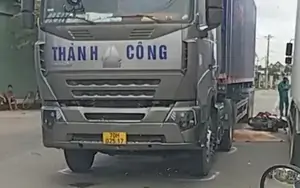 Xe máy va chạm container, 2 mẹ con tử vong