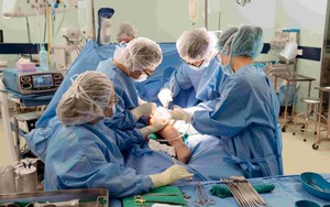 Bệnh viện và đại học của tỷ phú Phạm Nhật Vượng sản xuất xương bằng vật liệu in 3D, thay thế toàn bộ xương đùi cho bệnh nhi ung thư nhỏ tuổi nhất thế giới