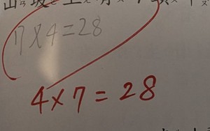 Con gái làm phép tính "7×4=28" bị gạch sai, bố vò đầu bứt tai không hiểu tại sao, dân mạng thì cãi nhau ầm ầm