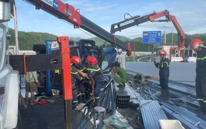 Khánh Hòa: Lật xe tải chở thép, 2 người tử vong