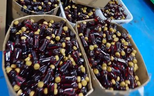 Đột kích cơ sở sản xuất gia vị lẩu giả bán cho nhiều nhà hàng lớn, đã tiêu thụ đến 6,5 triệu chai, tổng số tiền liên quan hơn 51 tỷ đồng