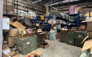 Đột kích 5 nhà kho lớn chứa toàn nước hoa nhái thương hiệu nổi tiếng thế giới, đánh sập 'thủ phủ' hàng giả với gần 35.000 món đồ