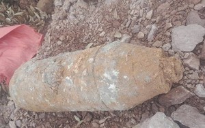 Phát hiện quả bom hơn 100kg còn nguyên kíp nổ trong vườn nhà