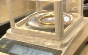 Phơi đồ nhặt được vòng vàng rơi ra từ túi áo, mang đi bán thì chủ cửa hàng khẳng định: Chúng tôi sẽ kiện bà!