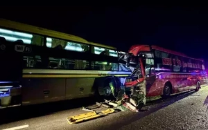 Khởi tố vụ án, tạm giữ tài xế vụ 2 xe khách tông nhau làm 3 người chết trên cao tốc