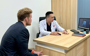 Suy sụp vì bệnh tật đeo bám suốt 15 năm, doanh nhân Mỹ tới Việt Nam mổ: "Tôi như được sinh ra lần nữa"