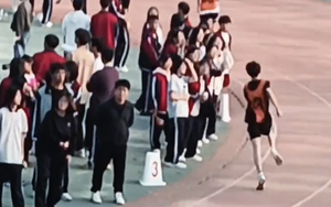 21 giây quay lén mà lãng mạn hơn mọi phim ngôn tình hot nhất, 250 triệu người yêu thầm đã xem và đồng cảm!