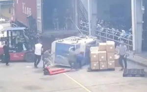 VIDEO: Kiện hàng từ trên xe container rơi xuống đè 2 người thương vong