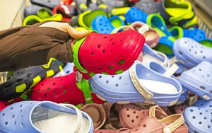 Thường xuyên đi dép tổ ong, cô gái bị vôi hóa gan bàn chân, khó đi lại