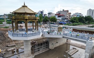 Cảnh tượng 'lạ' trên sông Tô Lịch khiến ai cũng phải ngoái nhìn: Sẽ hoàn thành trong tháng sau