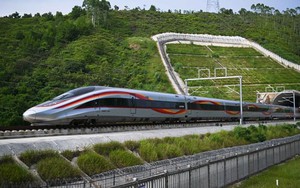 Chuyến tàu chạy 200km nhưng đi chỉ mất 45 phút, du khách trầm trồ: "Tôi chưa bao giờ nghĩ đến việc này"