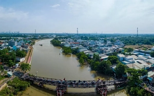 Nhìn lại cầu sắt hơn 50 năm tuổi, đi phải 'canh lượt tránh nhau' ở TPHCM