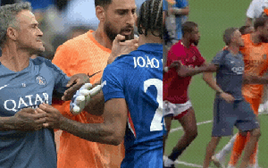 Xô xát căng quá: HLV PSG Luis Enrique lao vào tát thẳng mặt, bóp cổ tiền đạo Chelsea sau thất bại bẽ bàng