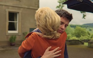 Xem phim "Sex Education", tôi nhớ đến mẹ và hành động vô cùng dũng cảm của bà: Điều phi thường đã xảy ra