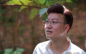 Nam ca sĩ bị giật đứt cúc áo, cào cấu tới tím bầm người