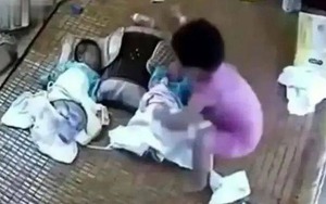 Mẹ trẻ vội đi vệ sinh, để con gái 5 tuổi trông cặp sinh đôi mới đầy tháng và bi kịch đã xảy ra ngay sau đó