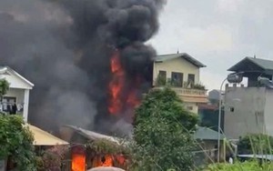 Lửa ngùn ngụt tại xưởng gỗ ở Hà Nội