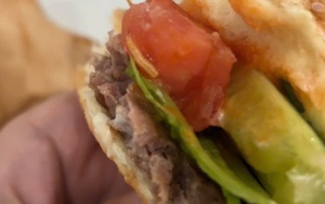 Đà Nẵng: Xôn xao nghi vấn phát hiện dòi lúc nhúc trong hamburger mua tại cửa hàng bánh mì