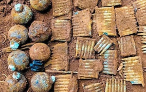 Đào hố trồng cây, người dân lạnh gáy vì "trúng" cả hầm đạn