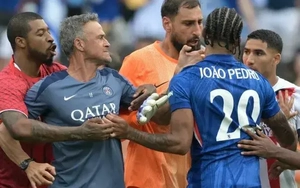 HLV Luis Enrique đối mặt án phạt sau sự cố với Joao Pedro của Chelsea