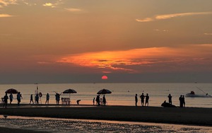 Cảnh tượng bất ngờ lúc 4 giờ sáng tại bãi biển Sầm Sơn