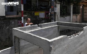 Làm đường cao hơn nền nhà cả mét, dân bắc cầu mới 'ngoi' được ra ngoài