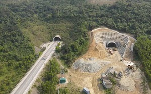 Siêu đường hầm xuyên núi mới, nối liền 2 tỉnh chiến lược ở miền Trung chính thức được thông xe