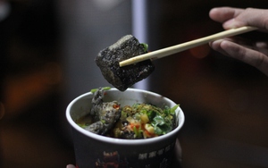 Khách Việt đứng hình khi ăn thử món đen sì ở Trung Quốc: "Tôi đã quá bồng bột khi quyết định mua nó"