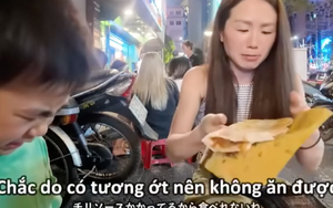 Khách Nhật ngỡ ngàng khi hỏi giá bánh tráng nướng ở phố đi bộ Nguyễn Huệ