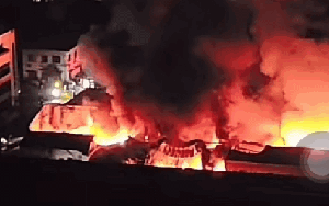 VIDEO: Cháy dữ dội kèm nhiều tiếng nổ lớn khiến mặt đất rung chuyển, người dân vội sơ tán