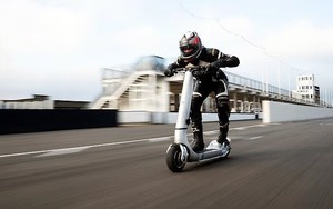 Lý do khiến xe scooter điện nhanh nhất thế giới gây lo ngại ở Anh