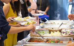 Ăn buffet 360.000 đồng/người, 2 người phụ nữ nhập viện, yêu cầu bồi thường 7 triệu đồng, cơ quan quản lý khẳng định: Không cần, lỗi ở khách