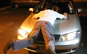 Thấy vợ tối không về nhà, chồng xuống bãi đậu xe tìm thì chứng kiến cảnh tượng gây phẫn nộ trong ô tô