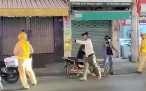 Hình ảnh người đàn ông cầm ghế tấn công CSGT ở TP HCM