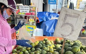 Trái cây 'đại hạ giá', có loại chỉ 5.000 đồng/kg ở TPHCM