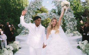 Thần đồng bóng đá 18 tuổi cưới người mẫu 24 tuổi, gây bão dư luận với "hợp đồng tình ái"