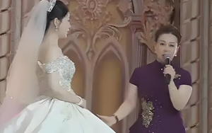 Trong hôn lễ, mẹ chồng lên trao cho tôi 3 chiếc kiềng vàng rất to, sang sảng ép buộc một việc ngoài dự tính khiến tôi choáng cả người