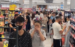 Khung cảnh siêu thị, chợ trước khi bão WIPHA đổ bộ, netizen chia sẻ kinh nghiệm bảo quản thực phẩm