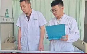 Ngồi lên tảng đá giữa trời nóng 38 độ C, bà lão bị bỏng nặng, phải ghép da