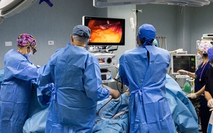 Miễn viện phí toàn dân: Bài học từ đất nước có tỷ lệ bác sĩ trên đầu người cao nhất thế giới