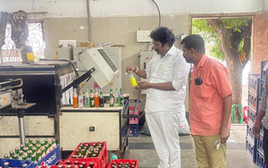 Nhận tin mật tố giác tội phạm, công an đột kích 7 nhà máy, tịch thu hơn 15.000 chai nước ngọt giả mạo nhãn hiệu nổi tiếng bằng thủ đoạn mua phế liệu