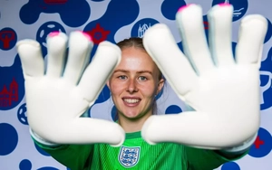 Hành trình đáng kinh ngạc của 'cô bé mắt lác' trở thành thủ môn người hùng của ĐT Anh