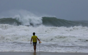 Huấn luyện viên bị chỉ trích dữ dội vì lướt sóng giữa bão Wipha