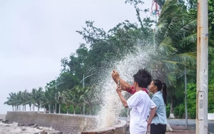 Phớt lờ cảnh báo, nhiều người từ Hà Nội về biển Đồ Sơn check-in đón bão