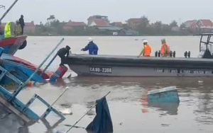 VIDEO: Gió lốc xô tàu chở 9 người lật chìm ở Quảng Ninh