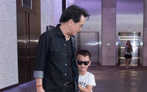 Chuyện tình của nam nhạc sĩ nổi tiếng với vợ kém 44 tuổi, 71 tuổi làm bố bỉm sữa, vẫn muốn đẻ nữa