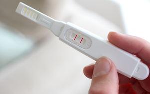 Dùng que thử thai, chàng trai bất ngờ nhận kết quả "2 vạch"