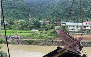 Điện Biên: Cầu tre đứt cáp, xe chở cán bộ xã đi chống bão rơi xuống sông